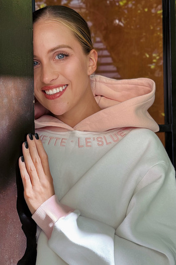 Le'sluette shadow of style -Women's Embroidery and Hood Detail Relaxed Crop Sweatshirt Pink