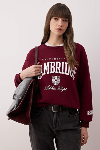 Trendyol Collection Burgundy Slogan Printed Crew Neck Relaxed Knitted Sweatshirt Twoaw26Sw00220