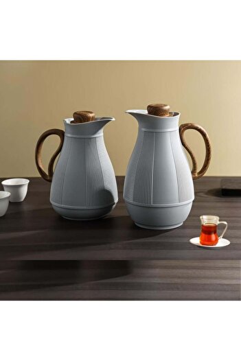 Generic A luxurious thermos set with a modern design that adds a touch of elegance to your hospitality