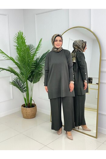 Valens Butik Tunic with Button Detail on the Sleeve and Pleated Pants Hafsa Two-Piece Hijab Set