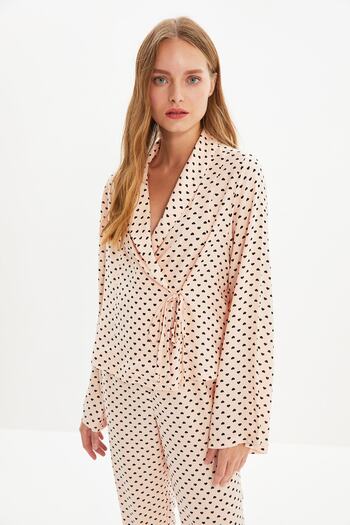 Trendyol Collection Detailní sada pyžama z viskózového tkaného pudrového srdce Thmaw22Pt0300