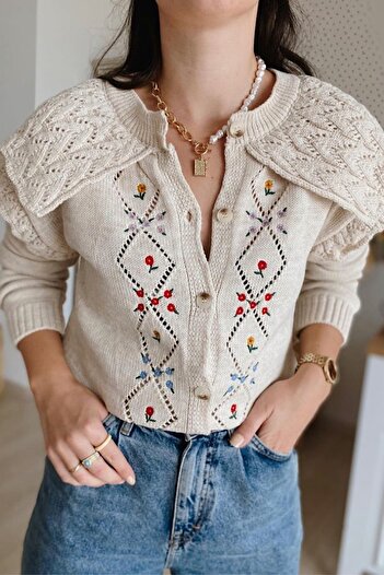 FEMELLE Women's Cream Color Floral Embroidery Buttoned Knitwear Cardigan