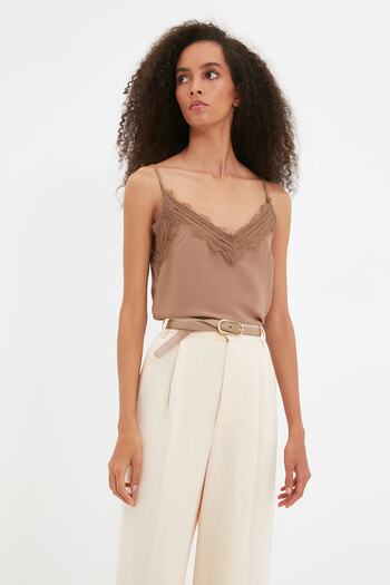 Trendyol Collection Detailní blůza z norkové tkané krajky TWOSS19BB0208