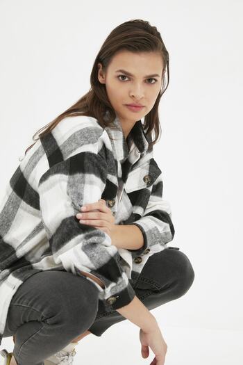 Trendyol Collection Černá kostkovaná oversize/Wide Fit tkaná košile s bundou TWOAW21GO0273