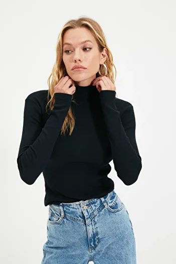 Trendyol Collection Schwarze, taillierte, langärmlige, gerippte, dehnbare Strickbluse mit hohem Kragen TWOAW21BZ0423