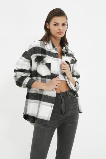 Trendyol Collection Černá kostkovaná oversize/Wide Fit tkaná košile s bundou TWOAW21GO0273