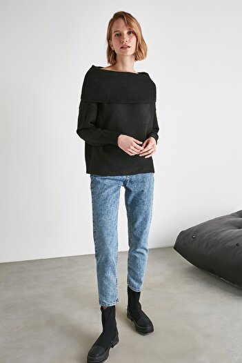 Trendyol Collection Pulover negru din tricotaje cu guler Carmen cu textura moale TWOAW20KZ1519