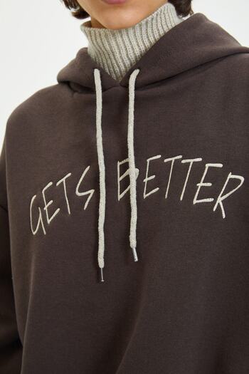 Trendyol Collection Braunes, dickes Fleece-Innenfutter, Strickband, detailliertes Kapuzen-Sweatshirt TWOAW22SW1806