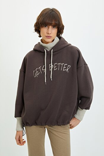 Trendyol Collection Καφέ χοντρό φλις εσωτερικά πλεκτό μπλουζάκι με κουκούλα με λεπτομέρεια πλεκτό φούτερ TWOAW22SW1806