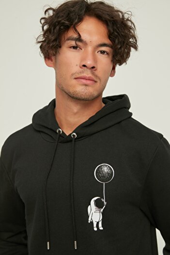 Trendyol Collection Черен суитшърт с качулка с космически принт - стандартна кройка TMNAW21sw0635