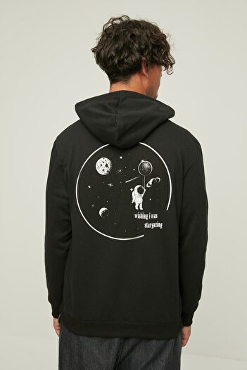 Trendyol Collection Черен суитшърт с качулка с космически принт - стандартна кройка TMNAW21sw0635