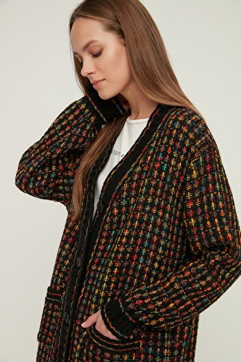 Trendyol Modest Černý pletený svetr s výstřihem do V TCTAW22TH0144