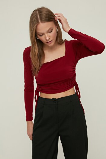 Trendyol Collection Bluzka z dzianiny rozciągliwej z kwadratowym dekoltem w kolorze burgunda, dopasowana, krótka, marszczona TWOAW22BZ0263