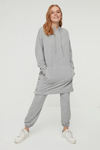 Trendyol Modest Λεπτομερές σετ φόρμας Jogger TCTSS21EM0072 με κουκούλα καγκουρό με τσέπες