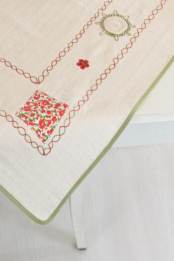 ÖDEL HOME Naturel Motifli Yeşil Biyeli Çiçek Işlemeli 90x90 Cm Masa Örtüsü