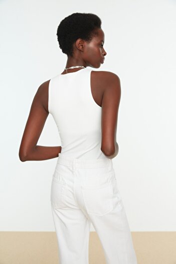 Trendyol Collection Weißer Neckholder-Body mit flexiblem und Druckknopfverschluss – TWOSS20BD0044