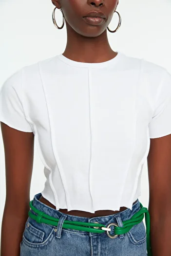 Trendyol Collection Λευκή 100% βαμβακερή πλευρική μπλούζα με λεπτομέρεια εφαρμοσμένη πλεκτή λαιμόκοψη TWOSS21BZ2050