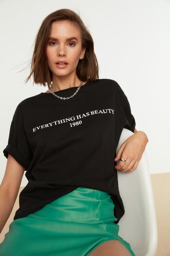 Trendyol Collection Černá 100% bavlna Slogan Tištěný Uvolněný/Široký uvolněný střih Posádka Výstřih Pletené tričko TWOSS19GH0034