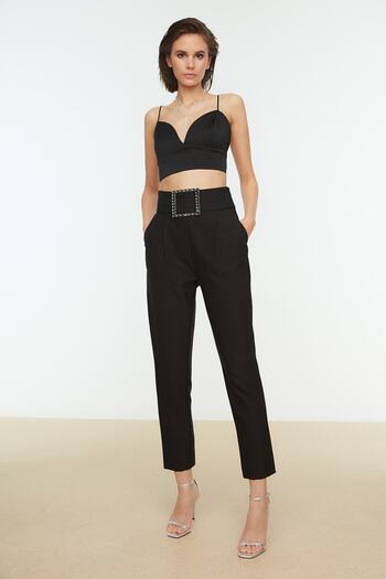 Trendyol Collection Schwarze gewebte Hose mit Gürtel und glänzendem Steindetail - TPRAW20PL0168
