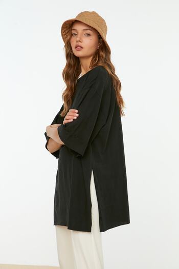 Trendyol Collection T-Shirt im Boyfriend-Cut, asymetrisch, mit doppelten Ärmel, weit geschnitten, schwarz – TWOSS20TS0828