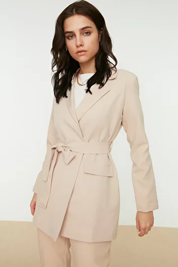 Trendyol Modest Béžová tkaná bunda s kapsami s páskem TCTAW22CK0031