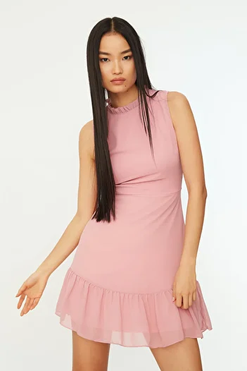 Trendyol Collection Getrocknetes Rose A-Linien-Minikleid aus Webstoff mit Rüschenfutter TWOSS20EL0237