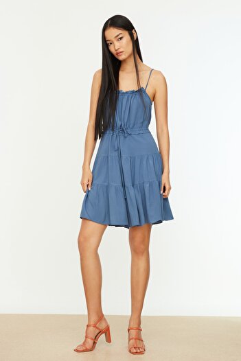 Trendyol Collection Shromážděné mini tkané šaty Indigo skater/pas s otevíráním TWOSS20EL2679