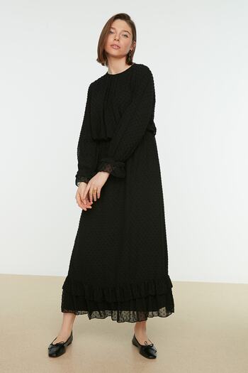 Trendyol Modest Černé tkané šaty s texturou v pase se sbíranými podšívkami TCTSS21EL3566