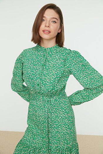Trendyol Modest Πράσινο μικρό φλοράλ εμπριμέ βολάν Λεπτομερές υφαντό φόρεμα με ζώνη TCTSS21EL3340