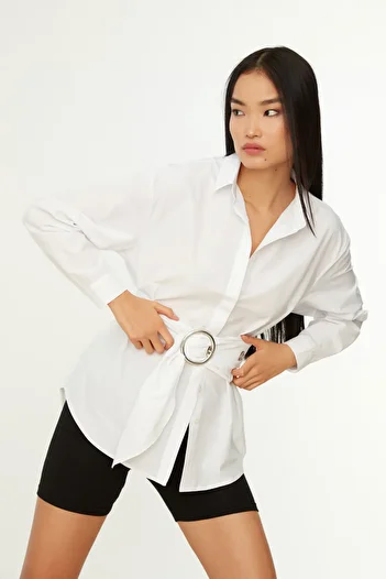 Trendyol Collection Detailní bavlněná tkaná košile s bílou páskovou přezkou TWOAW20GO0099