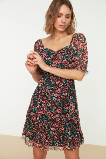 Trendyol Collection Rochie mini elastică din tul cu decolteu cu inimă cu imprimeu floral multicolor TWOSS20EL1690