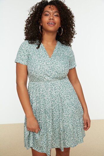 Trendyol Curve Grünes, gestricktes Kleid mit V-Ausschnitt und Blumendruck in Übergröße TBBSS22EL1638