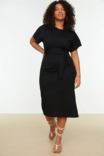 Trendyol Curve Schwarzes Maxikleid in Übergröße – 100 % Baumwolle mit geradem Schnitt, Bindedetail und Schlitz TBBSS22EL1640