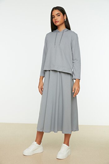 Trendyol Modest Szürke kapucnis pulóver-szoknya kötött szett TCTAW22US0027