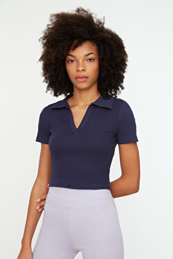 Trendyol Collection Marineblaue, taillierte, kurze, gerippte, dehnbare Strickbluse mit Polokragen TWOSS21BZ0038