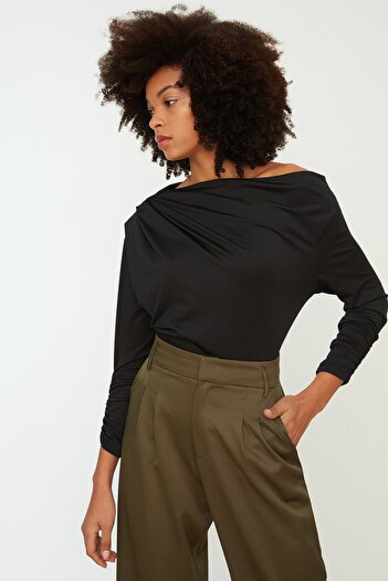 Trendyol Collection Schwarze, fließende, dehnbare Strickbluse mit asymmetrischem Kragen TWOAW21BZ1383
