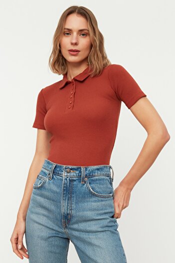 Trendyol Collection Dopasowana, cynamonowa bluzka z dzianiny ze ściągaczem, zapinana na guziki TWOSS19FV0084