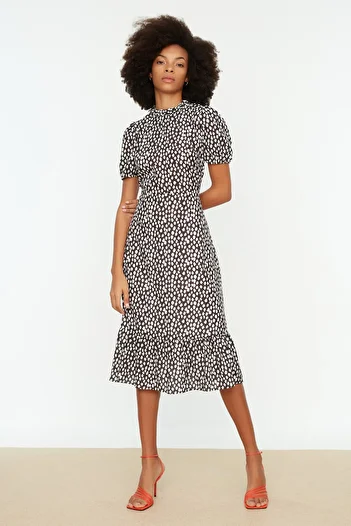 Trendyol Collection Rochie neagră cu imprimeu floral, linie A, căptușită cu volan, țesătură midi TWOSS20EL0894