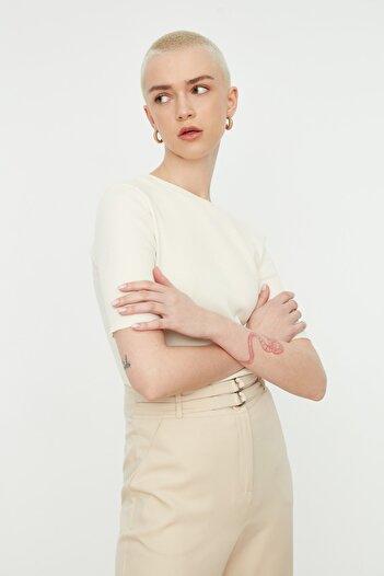 Trendyol Collection Ecru Half Sleeve Fitted Knitted Blouse TWOSS22BZ0567