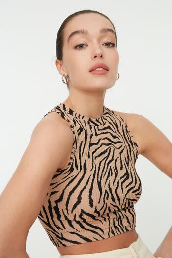 Trendyol Collection Velbloudí zvíře Potištěná ohlávka s výstřihem natažená pletená halenka TWOSS22BZ0879