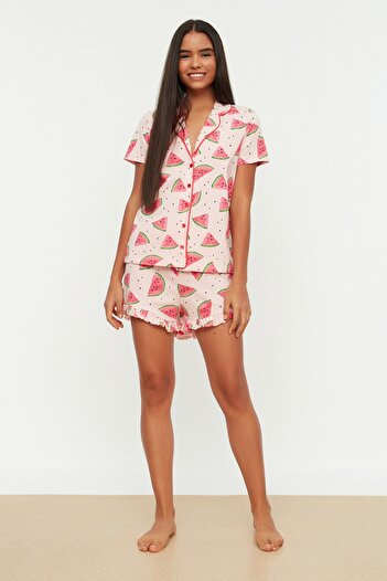 Trendyol Collection Rosafarbenes Baumwoll-Rüschen-Shorts-Pyjama-Set mit Wassermelonenmuster – THMSS21PT0670