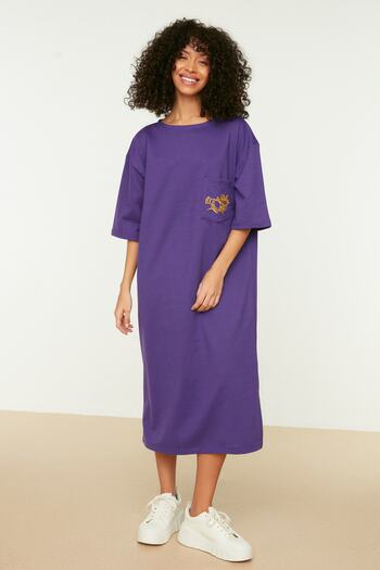 Trendyol Collection Rochie tricotată midi brodate mov, cu croială relaxată/casual, cu decolteu rotund TWOSS21EL0175
