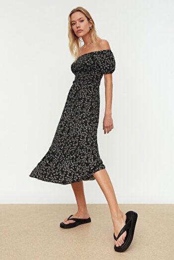 Trendyol Collection Schwarzes, geripptes Strickkleid mit Carmen-Kragen und Print TWOSS22EL0829