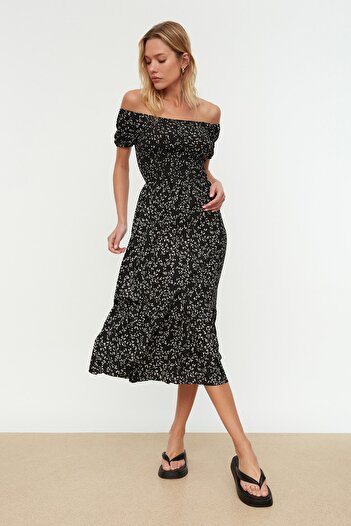 Trendyol Collection Schwarzes, geripptes Strickkleid mit Carmen-Kragen und Print TWOSS22EL0829