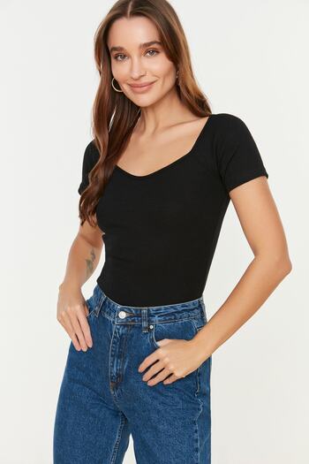 Trendyol Collection Czarna dopasowana, bawełniana bluzka z dzianiny ze stretchem TWOSS21BZ0579