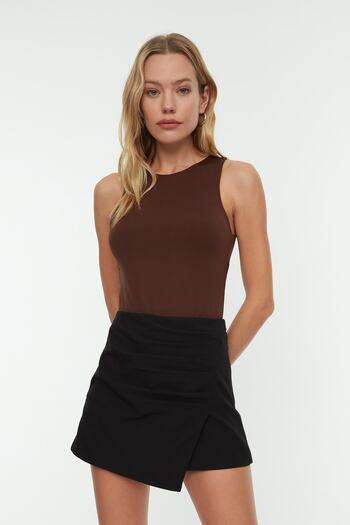 Trendyol Collection Elastyczny dzianinowy kombinezon - ciemnobrązowy, dekolt typu halter, prosty, dół zapinany na zatrzaski TWOSS20BD0044
