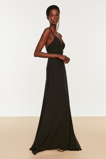 Trendyol Collection Μακρύ μαύρο σιφόν βραδινό φόρεμα - A-cut, με επένδυση, βραδινό φόρεμα TPRSS19FZ0392