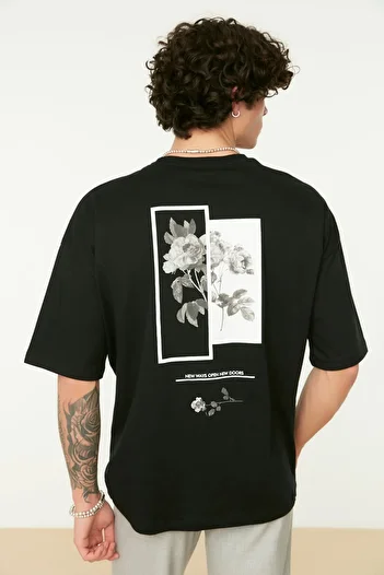 Trendyol Collection Schwarzes Oversize/Wide Cut Rundhals-Rückenbedrucktes Kurzarm-T-Shirt aus 100 % Baumwolle TMNSS21TS1223