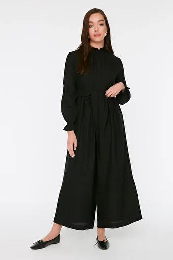 Trendyol Modest Tkaná kombinéza s černým páskem a límečkem TCTSS22TU0049