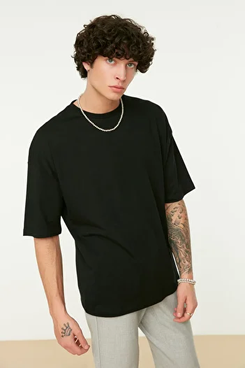 Trendyol Collection Schwarzes Oversize/Wide Cut Rundhals-Rückenbedrucktes Kurzarm-T-Shirt aus 100 % Baumwolle TMNSS21TS1223